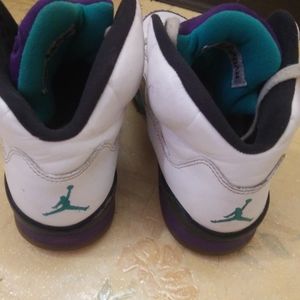 Jordan grape 5 size 7y need new laces